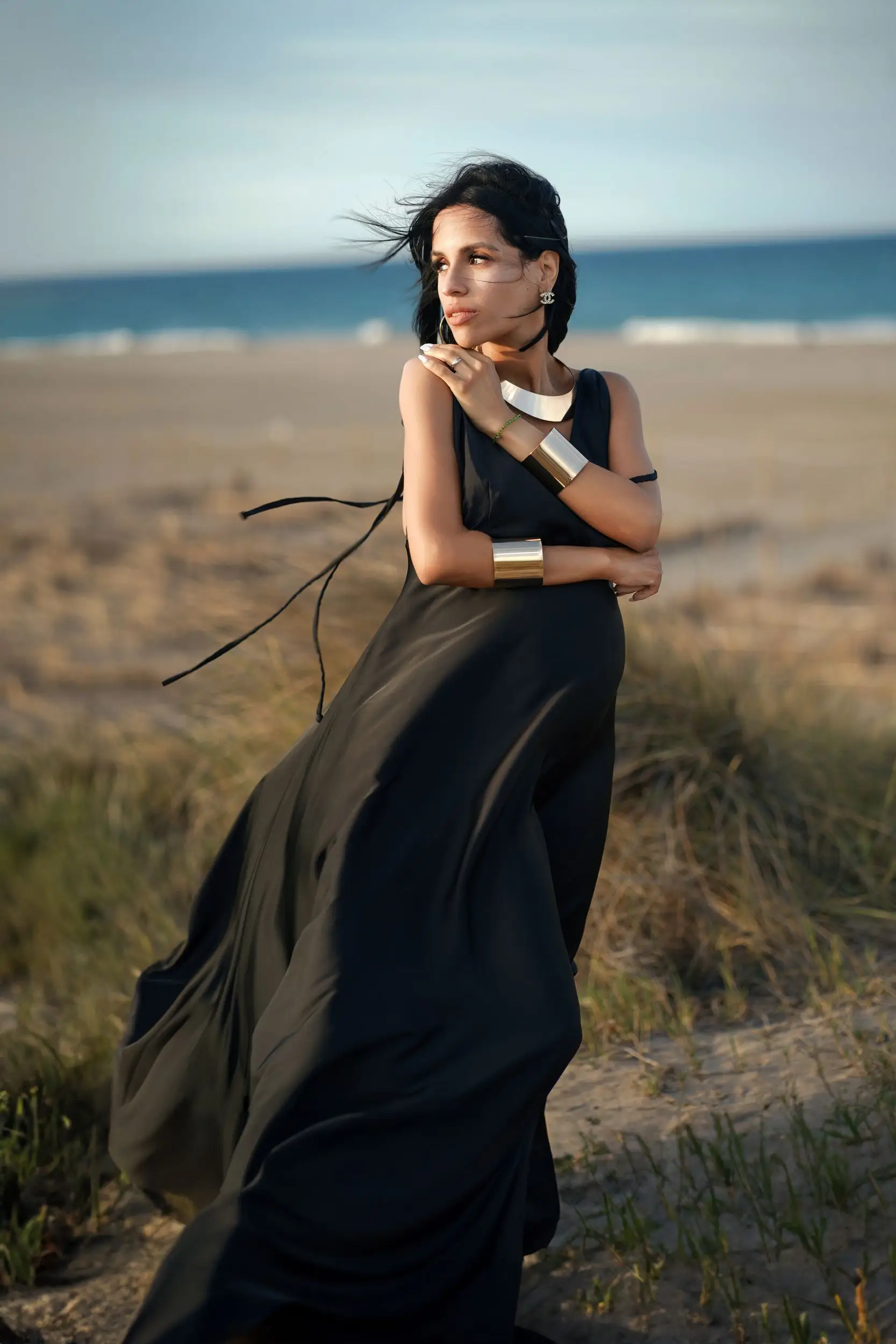 fotografía de embarazo en la playa de Valencia al atardecer con luz dorada